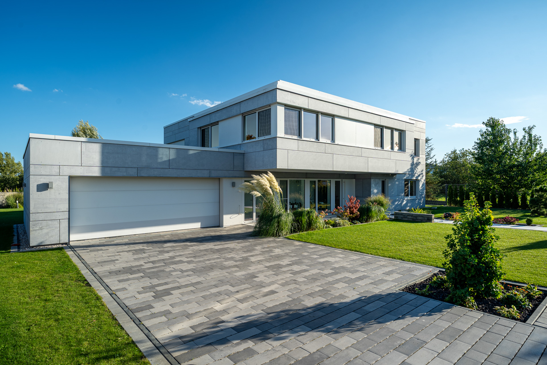 moderne Stadtvilla am See - Außenansicht am Tag