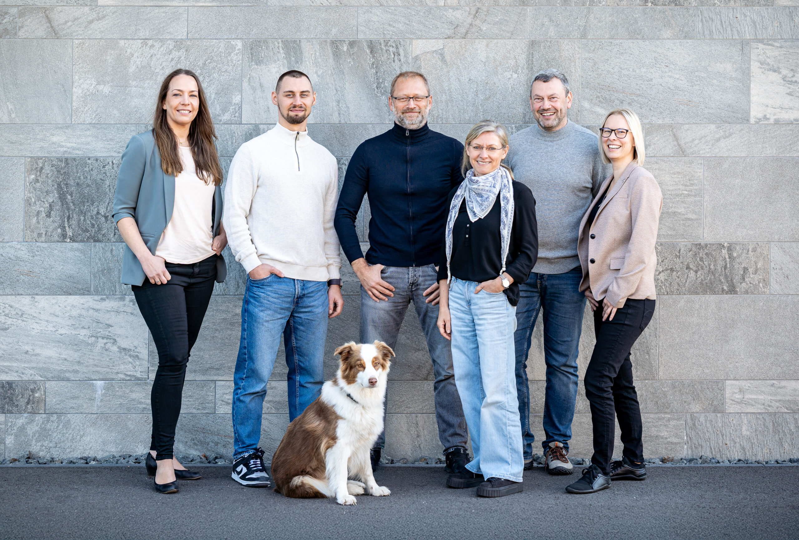 Das Team von Ebert + Partner inkl. Hündin Bonnie