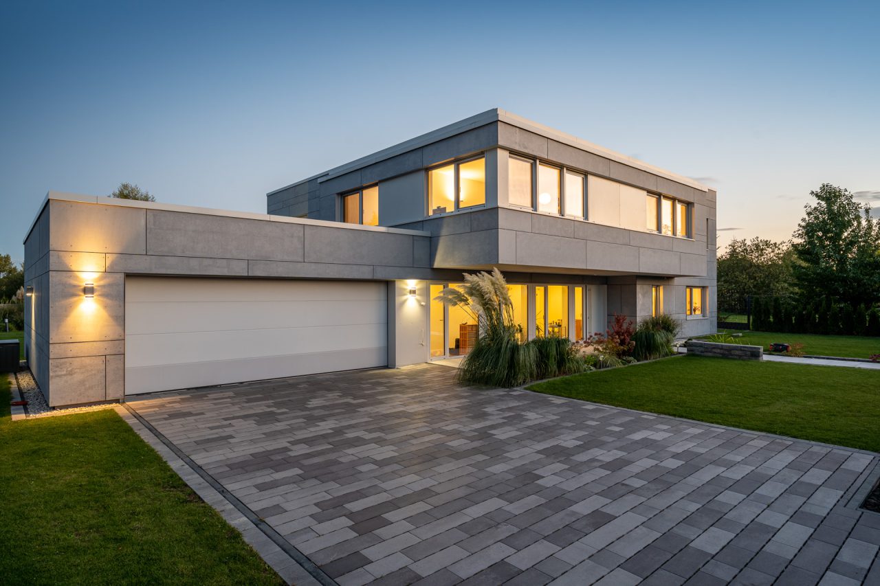 moderne Stadtvilla am See - Außenansicht am Abend