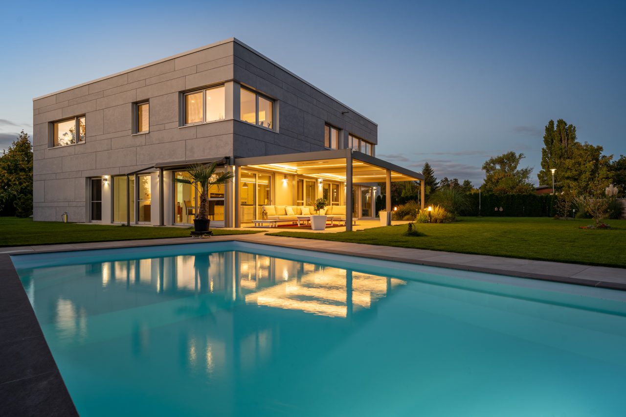 moderne Stadtvilla am See - Außenansicht am Abend