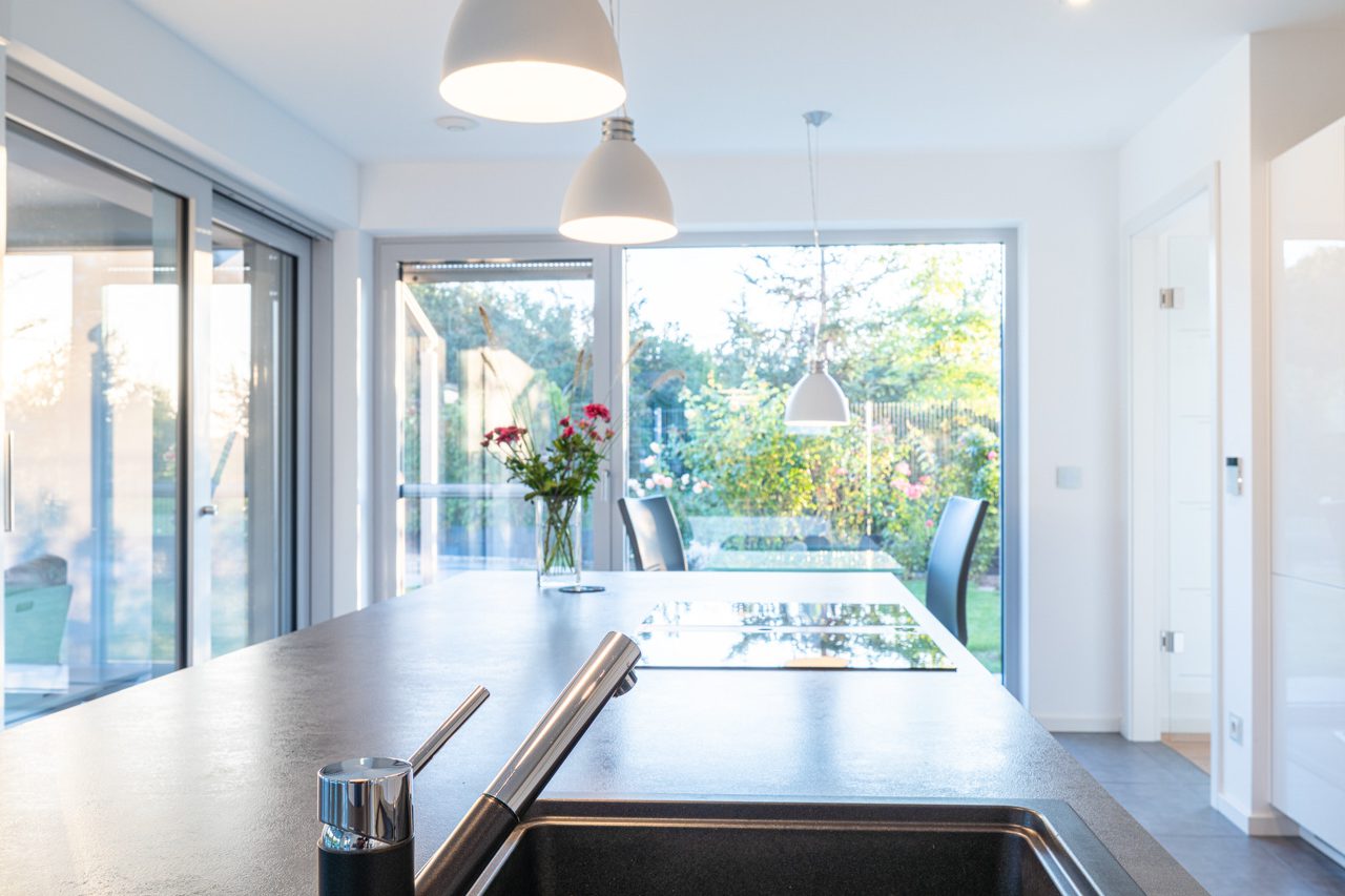 moderne Stadtvilla am See - helle Küche