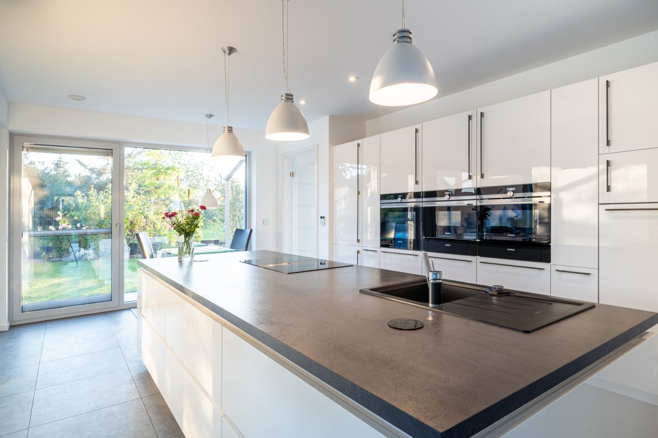 moderne Stadtvilla am See - helle Küche