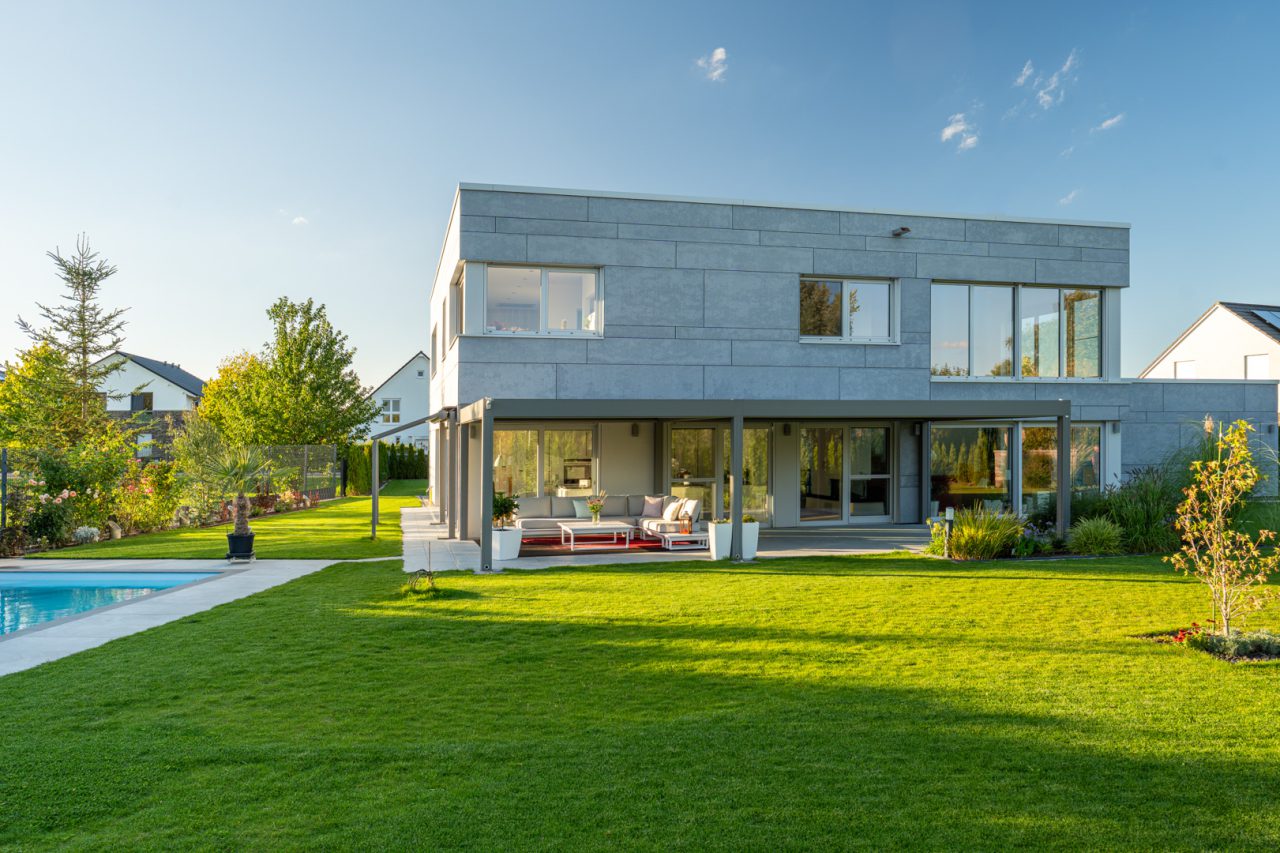 moderne Stadtvilla am See - Außenansicht am Tag