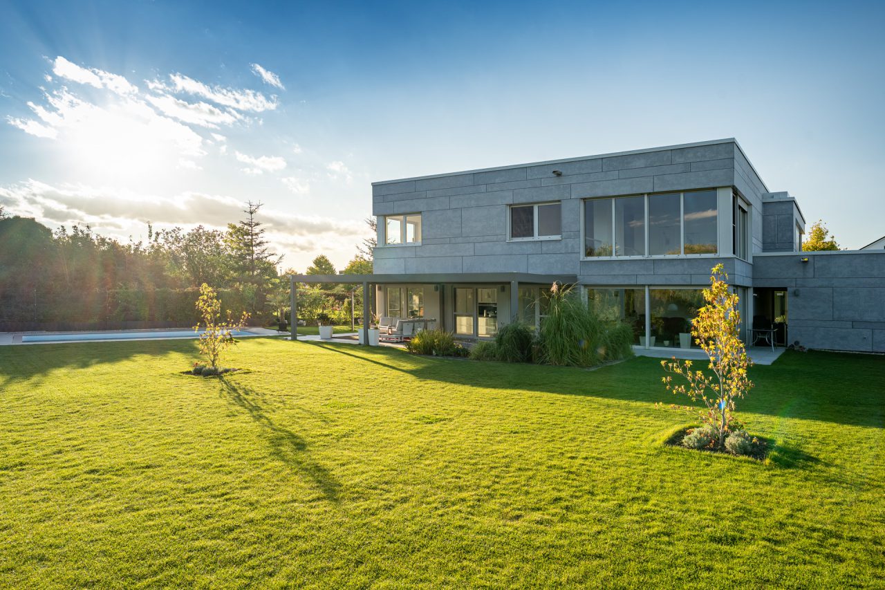 moderne Stadtvilla am See - Außenansicht am Tag