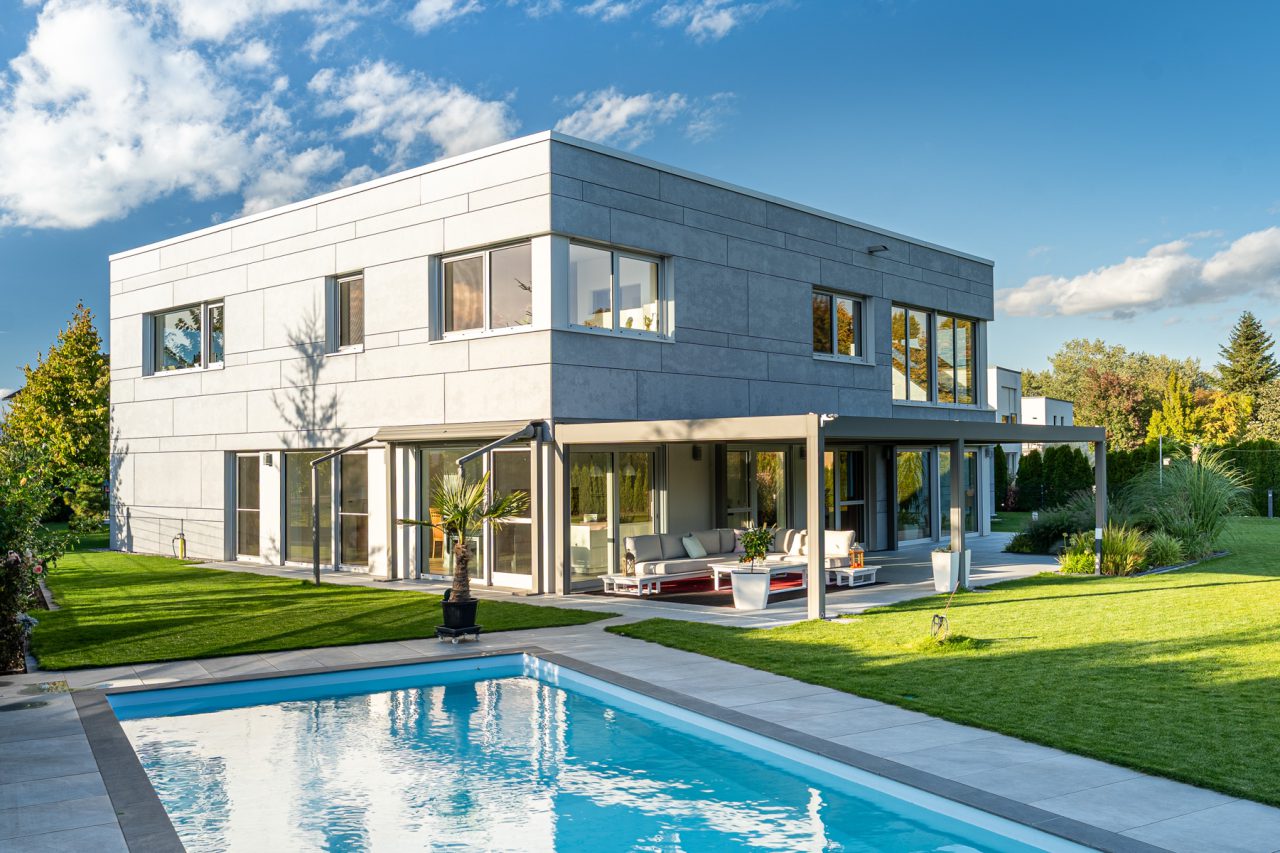 moderne Stadtvilla am See - Außenansicht mit Pool am Tag