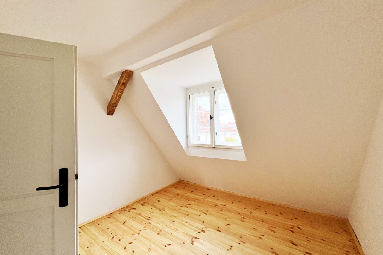 Denkmalgeschützte Doppelhaushälfte - Zimmer unterm Dach